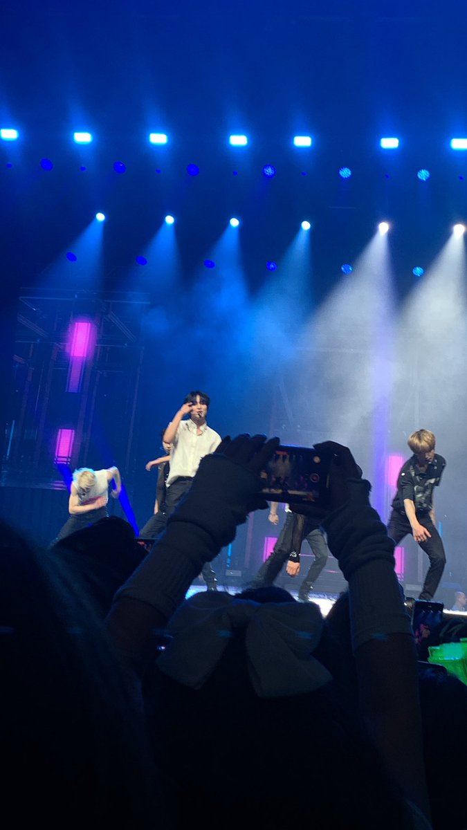 ryowoori's tweet photo. not this girl blocking my view THE ENTIRE CONCERT we even asked them to put the phone lower and they just put it back #NCTDREAM_THEDREAMSHOW2_in_BERLIN #NCTDREAMberlin https://t.co/aJs7G93kst