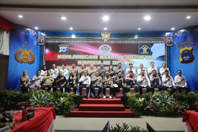 lpnkarangintan's tweet photo. Kemenkumham Kalsel, Polda Kalsel dan DPR RI Duduk Bersama Bahas Urgensi Penegakkan Hukum
 
@kumham_kalsel @lpnkarangintan
#KumhamKalsel #FaisolAli #LPNKarangIntan @lpnkarangintan #WahyuSusetyo
Kanwil Kemenkumham Kalsel | Faisol Ali
 
--- https://t.co/ttL07ze5Xa