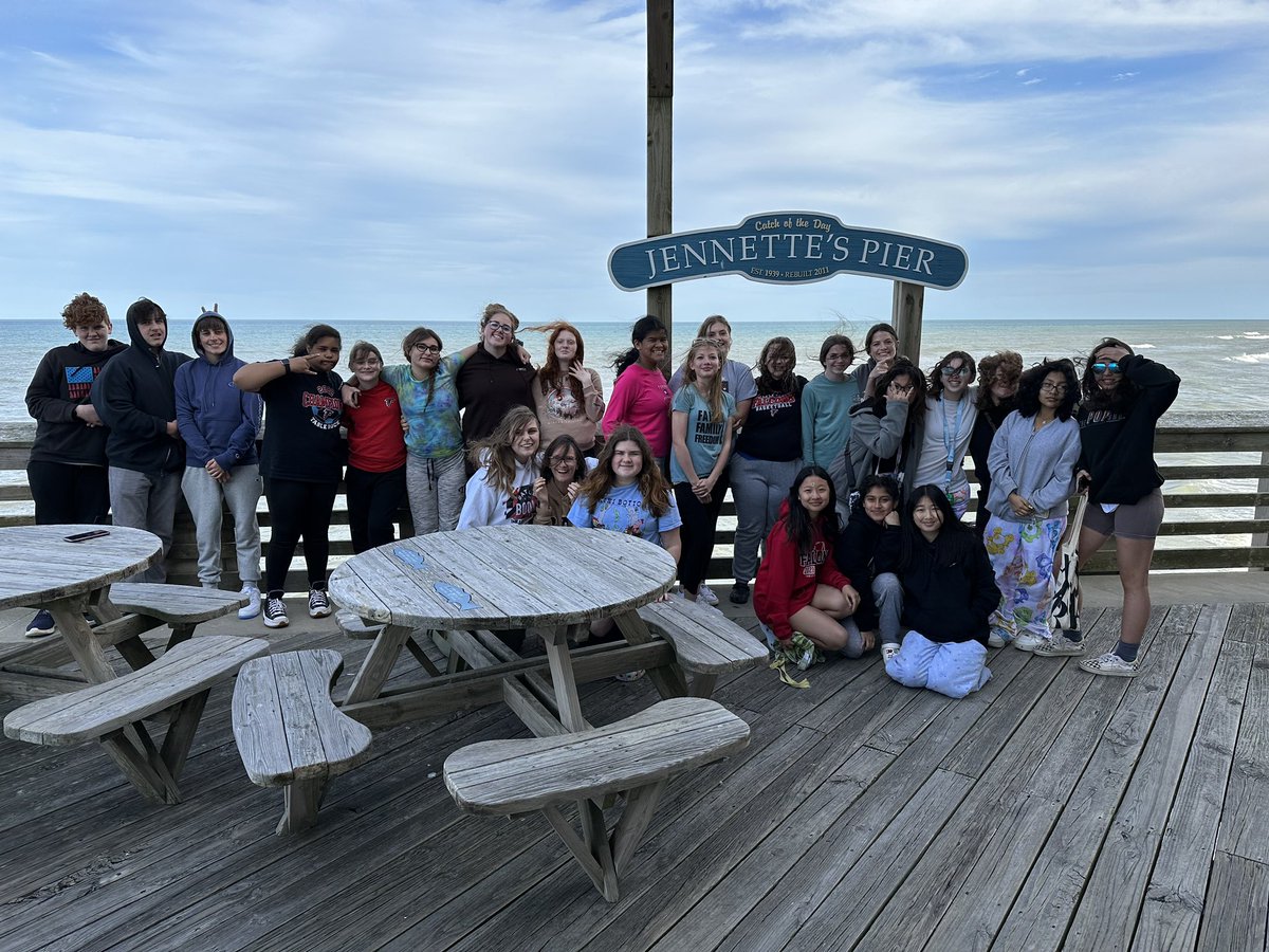 TRMSFalcons's tweet photo. Great time at Jennette’s Pier today! #OBX #allinBCPS #ignitelearningBCPS https://t.co/txwoEknHGu