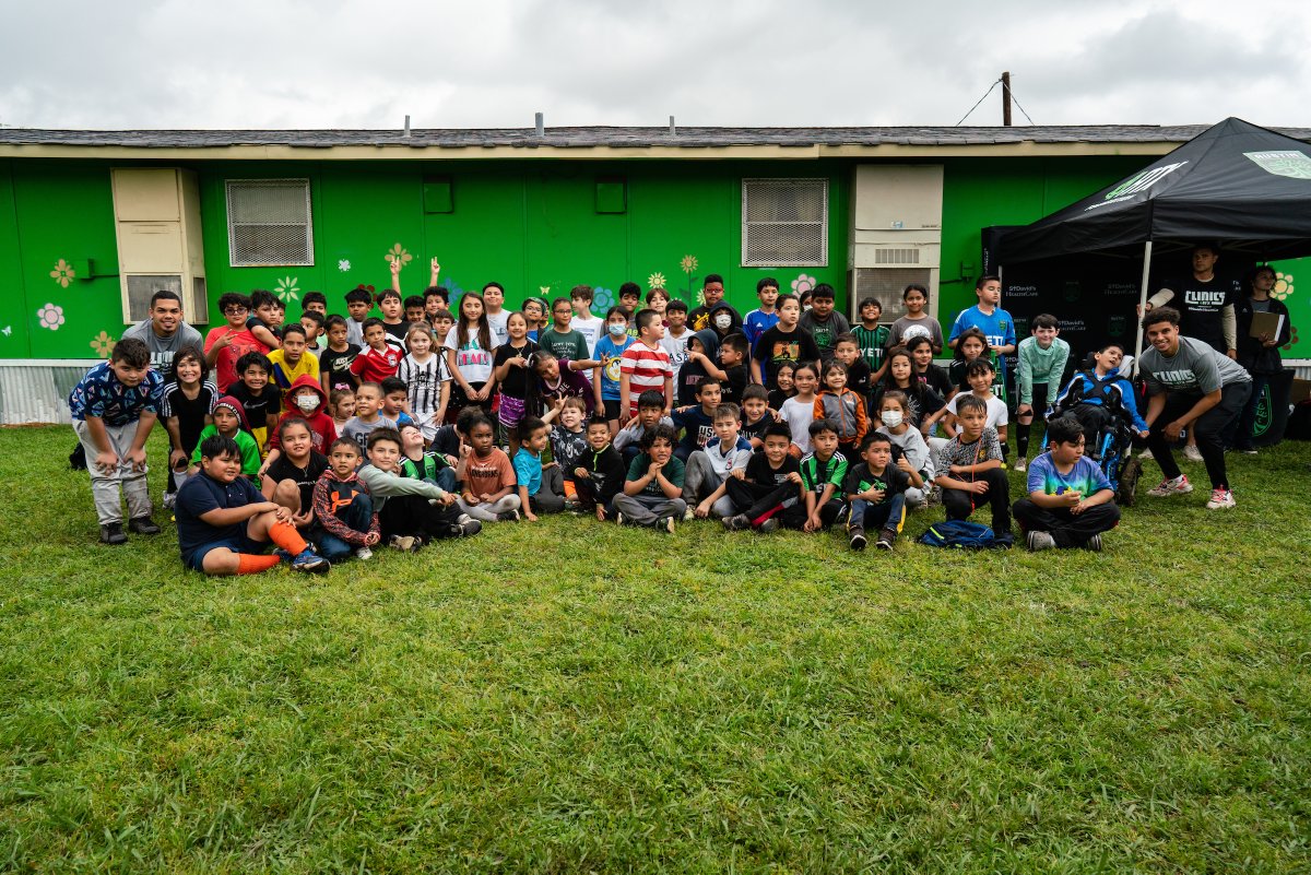 4ATXFoundation's tweet photo. Excited to Kickoff the Clinics 4ATX, Presented by @StDavidsHC! 💚🖤 

Thank you @danipereira121 and @SofianeDjeffal1 who made it out to Cook Elementary and created unforgettable moments with the student-athletes. https://t.co/9U38GZQvY7