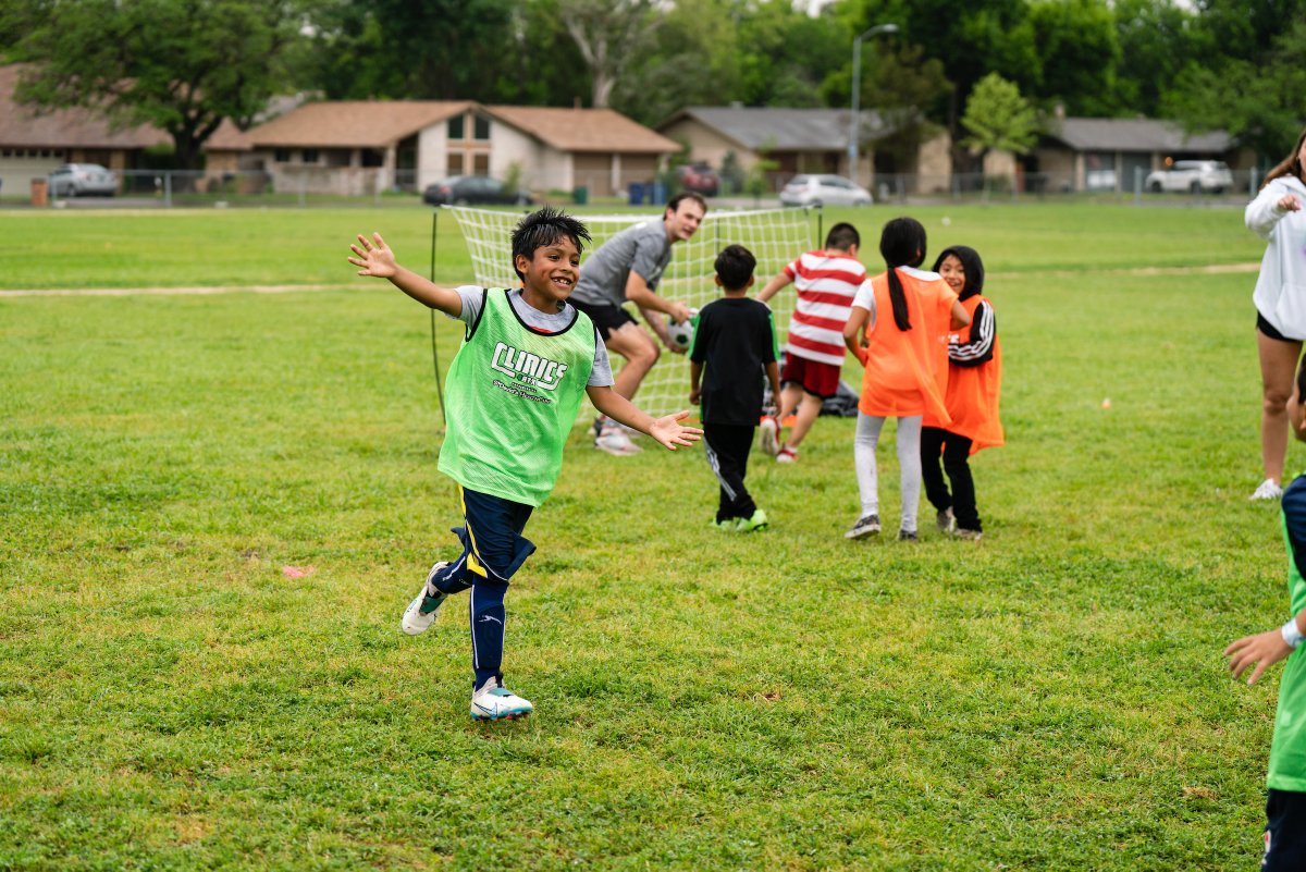 4ATXFoundation's tweet photo. Excited to Kickoff the Clinics 4ATX, Presented by @StDavidsHC! 💚🖤 

Thank you @danipereira121 and @SofianeDjeffal1 who made it out to Cook Elementary and created unforgettable moments with the student-athletes. https://t.co/9U38GZQvY7