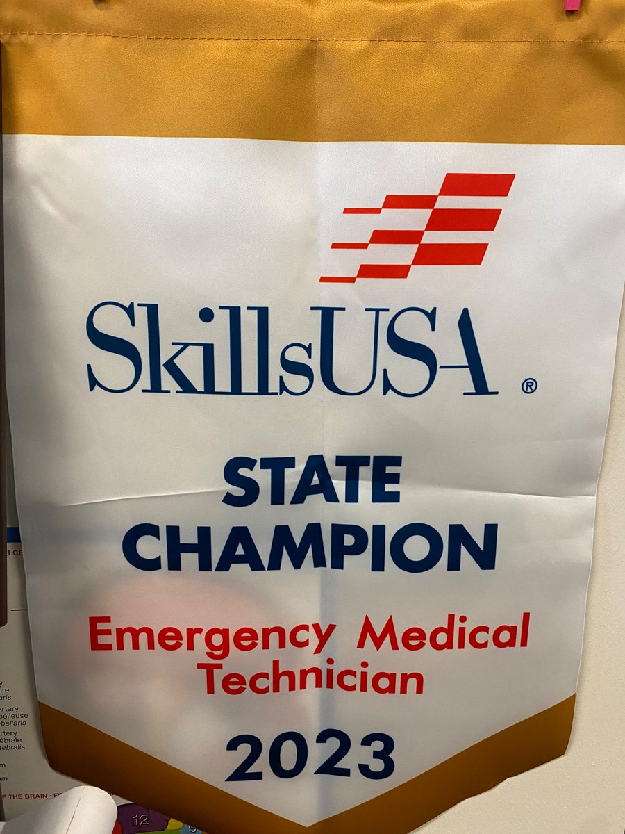EmtMctc's tweet photo. We are so proud of all 6 of the EMT students that competed in the Skills USA state competition! Way to represent! @MCTC_RealWorld #skillsusa #goldmedal #emseducation https://t.co/V1vlMpq3Pp