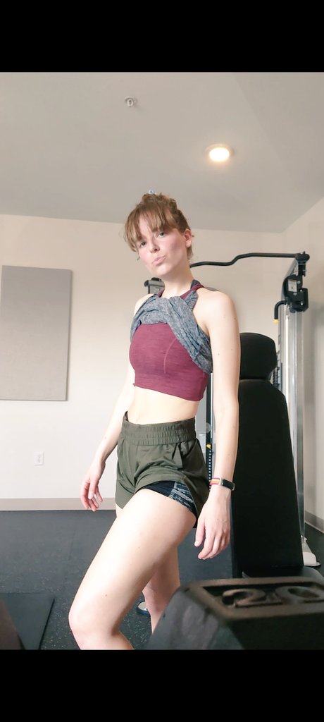 CarlyShore2's tweet photo. The posing vs the picture https://t.co/eDhjeBiE7Y