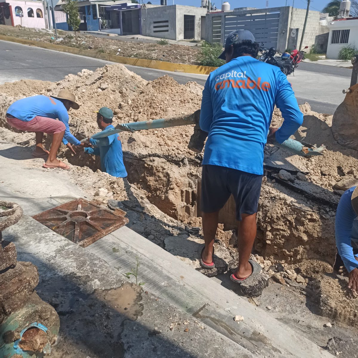 smapacampeche's tweet photo. 🚧Para garantizar el servicio de agua a las familias campechanas; el #SMAPAC💧trabaja en la sustitución de 90 metros de tubería de 3 pulgadas por obstrucción completa de sarro, en la calle Pablo García Norte por Av. Concordia de la U.H. Cd. #Concordia📍.

¡Seguimos trabajando✌️! https://t.co/Qrhziw4tn2