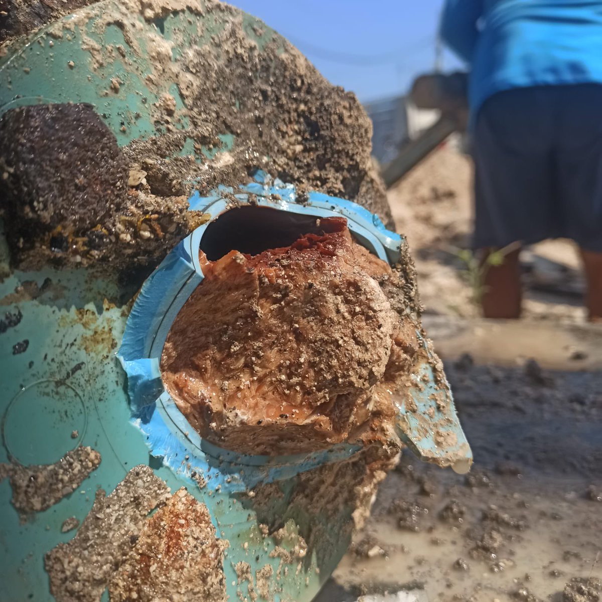 smapacampeche's tweet photo. 🚧Para garantizar el servicio de agua a las familias campechanas; el #SMAPAC💧trabaja en la sustitución de 90 metros de tubería de 3 pulgadas por obstrucción completa de sarro, en la calle Pablo García Norte por Av. Concordia de la U.H. Cd. #Concordia📍.

¡Seguimos trabajando✌️! https://t.co/Qrhziw4tn2