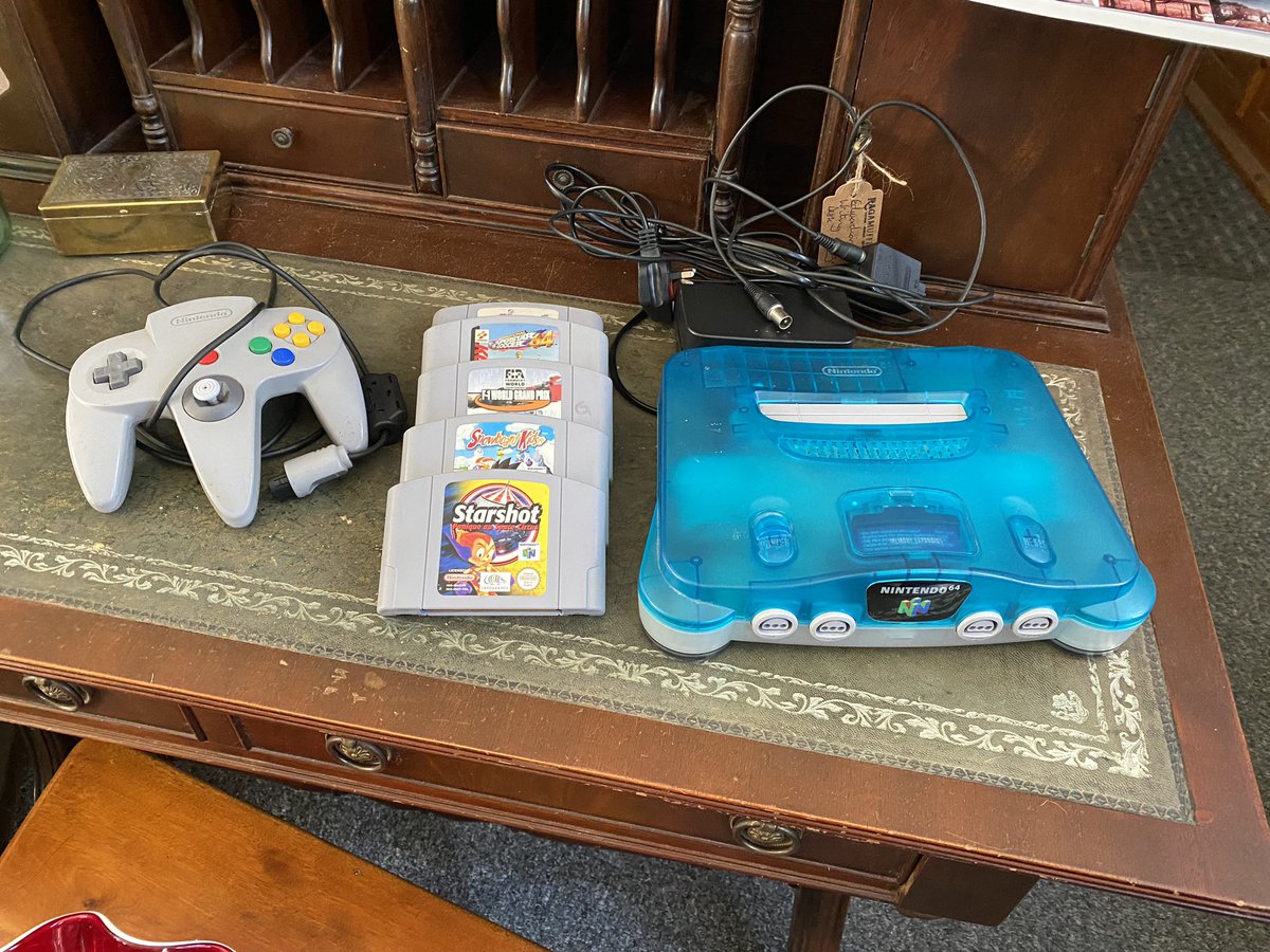 AllunDavies's tweet image. Gotta love a bit of vintage gaming … nice finds #sega #mastersystem2 #NINTENDO64