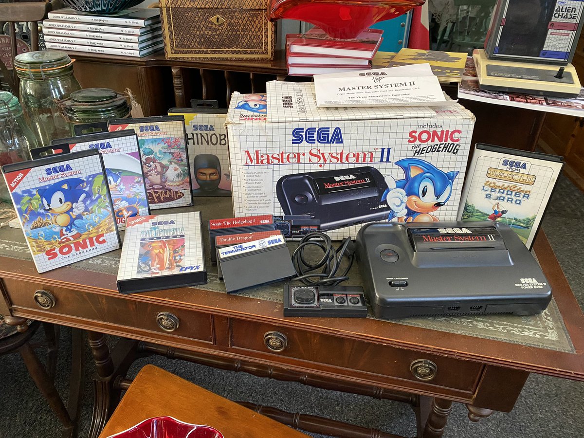 AllunDavies's tweet image. Gotta love a bit of vintage gaming … nice finds #sega #mastersystem2 #NINTENDO64