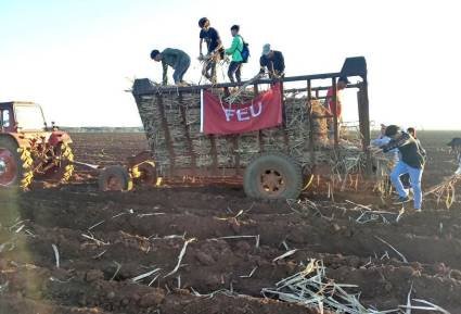 Alegría y compromiso se vive a lo largo de todo el país a unas horas de las celebraciones centrales por los aniversarios de <a href="/UJCdeCuba/">UJC de Cuba</a> y la <a href="/OPJMCuba/">OPJM Cuba</a>, ocasión en la que también ingresan nuevos militantes a las filas del <a href="/PartidoPCC/">Partido Comunista de Cuba</a>, siempre por #UnaMejorJuventud