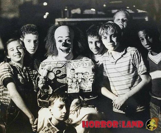 thehorrorland's tweet photo. This Behind the Scenes image is just MAD. The cast of It (1990) enjoy a moment togther during filming #horrorfilms #btshorror #bts https://t.co/AzAFepHSyR