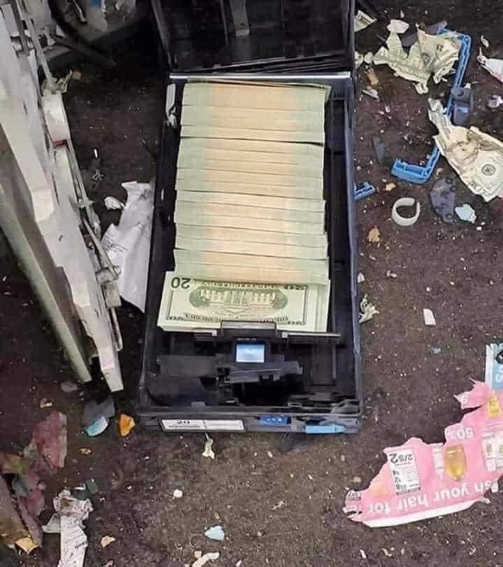 rahsh33m's tweet photo. Wyd in this situation ? https://t.co/c3tTfKXN32