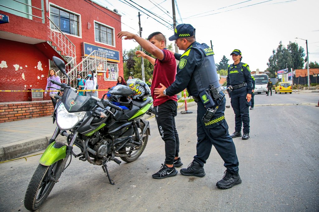 PoliciaBoyaca's tweet photo. El compromiso de la #PolicíaNacional es brindar una #SemanaSantaPorLaVida, orientando a los ciudadanos que salen a disfrutar de los diferentes eventos que se realizan en cada rincón del país. #DiosYPatria https://t.co/XjchnxbLSx