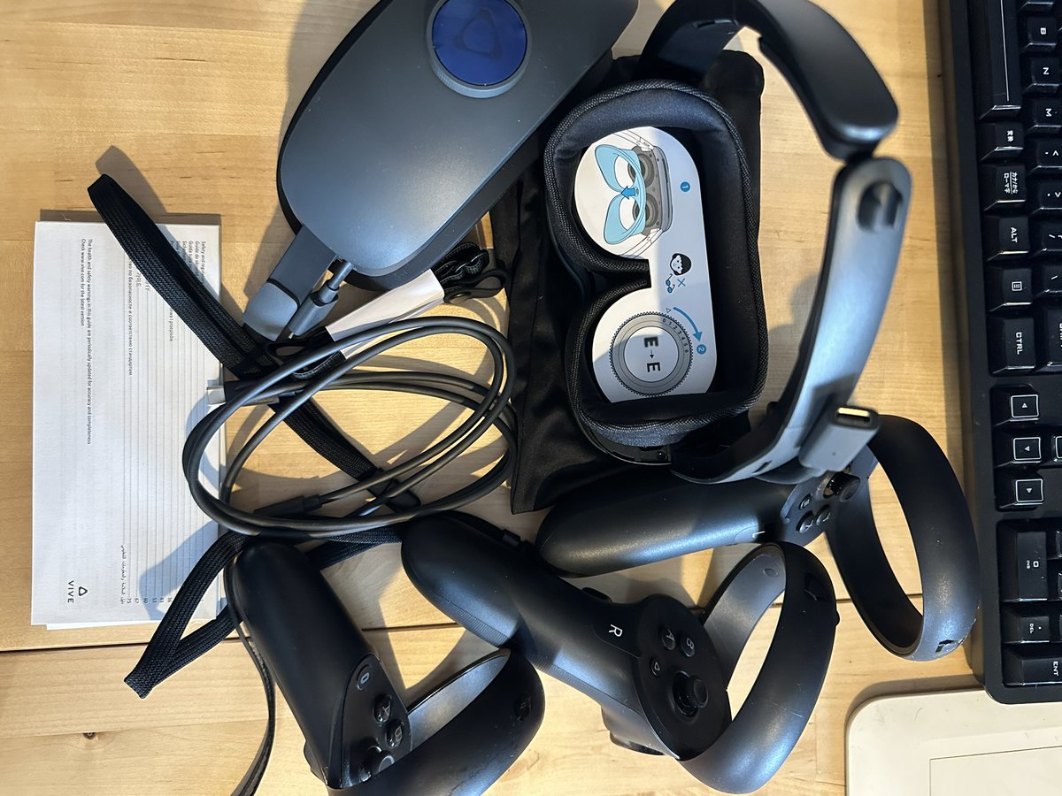 ManaVRart's tweet photo. #VIVEXRElite 
#openbrush 単体，最初からアプリが入っていたけれどシンプルなタイプ

#SteamVR  では
#Neos  コントローラーの設定が必要みたい
#TiltBrush めでたく起動😍🎨
#OpenBbrush  起動しない😭

何はともあれ
近眼乱視の自分が
眼鏡👓無しで使えるのには感激🥳 https://t.co/kT956yWjMG