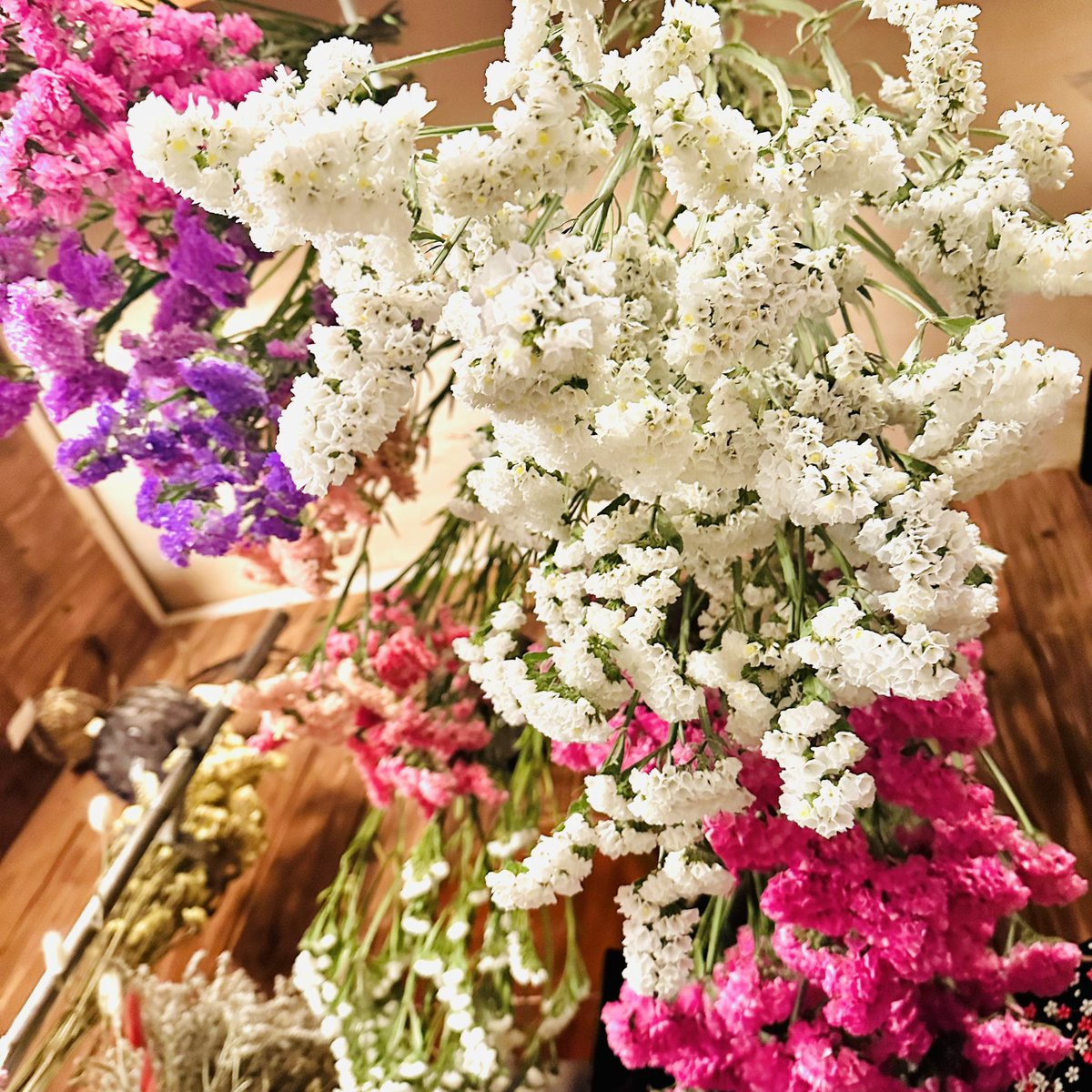 takako1910's tweet photo. Dry up starches I bought weekend.
Dry them while they are fresh to keep their beautiful color💐

I used to dry room a part of the house, now I want to increase the scale of the dry room😌

I am going to change one Japanese-style room → one dry room🙋🏻‍♀️

#driedflower https://t.co/SdHhXXj02D