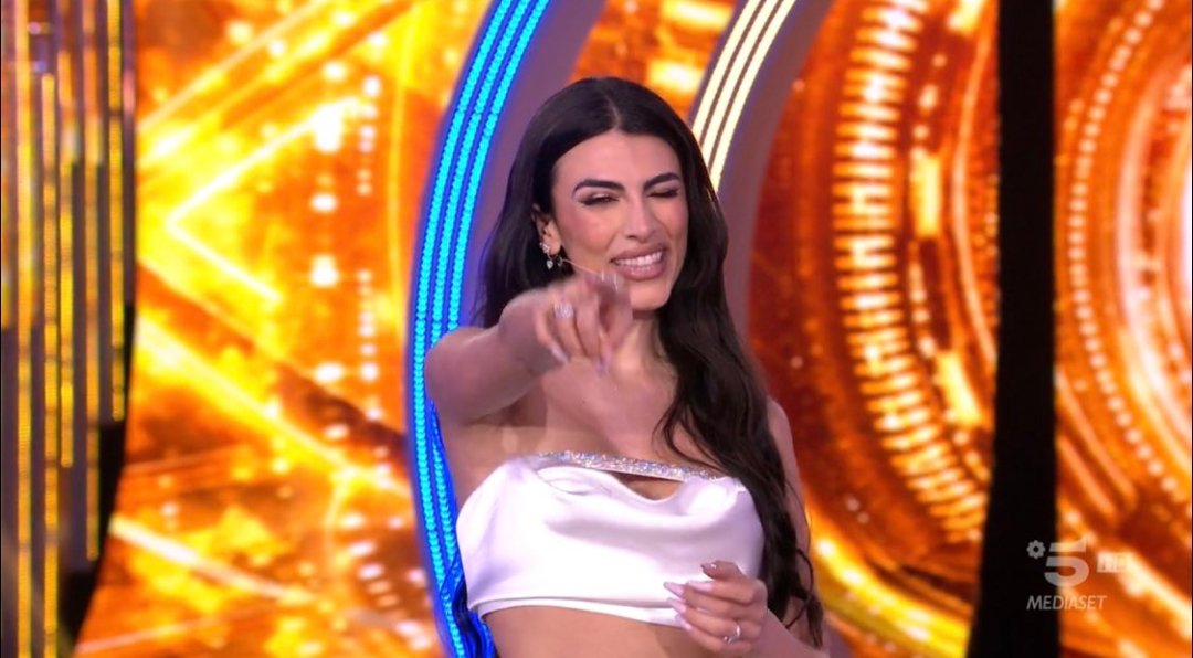 4nonymous_wild_'s tweet photo. GIULIA IN VERSIONE CONDUTTRICE UN GRANDISSIMO SI #prelemi #gfvip https://t.co/WjFrOgjQpK