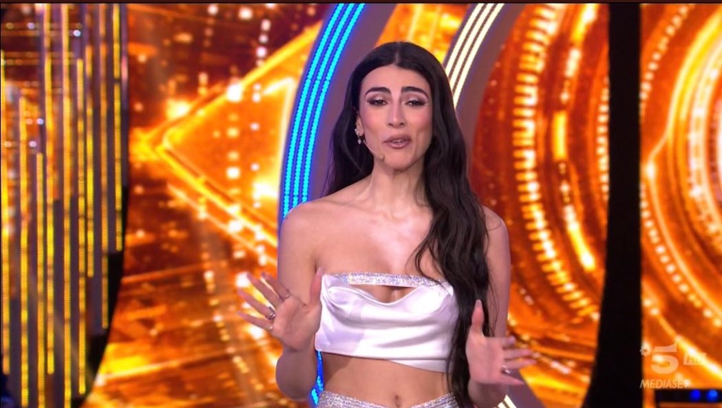 4nonymous_wild_'s tweet photo. GIULIA IN VERSIONE CONDUTTRICE UN GRANDISSIMO SI #prelemi #gfvip https://t.co/WjFrOgjQpK