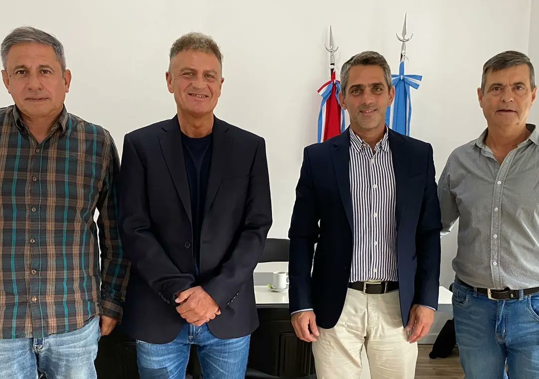 juanjosaleme's tweet photo. Dialogamos con @DanielCinalli, Intendente de @MuniBermudez y @AdrianMaglia, Intendente de #GranaderoBaigorria. Las ciudades del cordón industrial tienen una capacidad enorme, y debemos ayudar a que desplieguen todo su potencial 💪🏽

¡Gracias @picardimarcelo por acompañarme! https://t.co/cMxrMpyng8