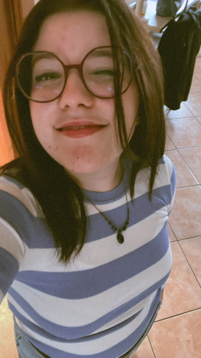 Auro_caproni's tweet photo. alla mia anima che cresce oggi con me 
ai miei fogli
a voi per lasciarvi prendere cura  
a te @turbojr_  per aver permesso che le emozioni prendessero vita insieme alla tua tremando insieme, per quelle lacrime non ci sarà mai grazie abbastanza, il mio petalo + prezioso🥀 https://t.co/xSilnJMubB