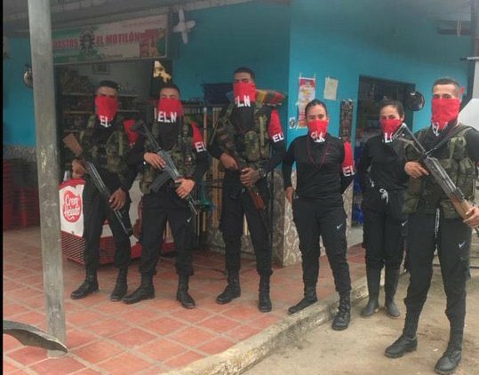 PremiosPopis's tweet photo. Las botas bien brillantes y el parado de policía https://t.co/KAdH55VP01