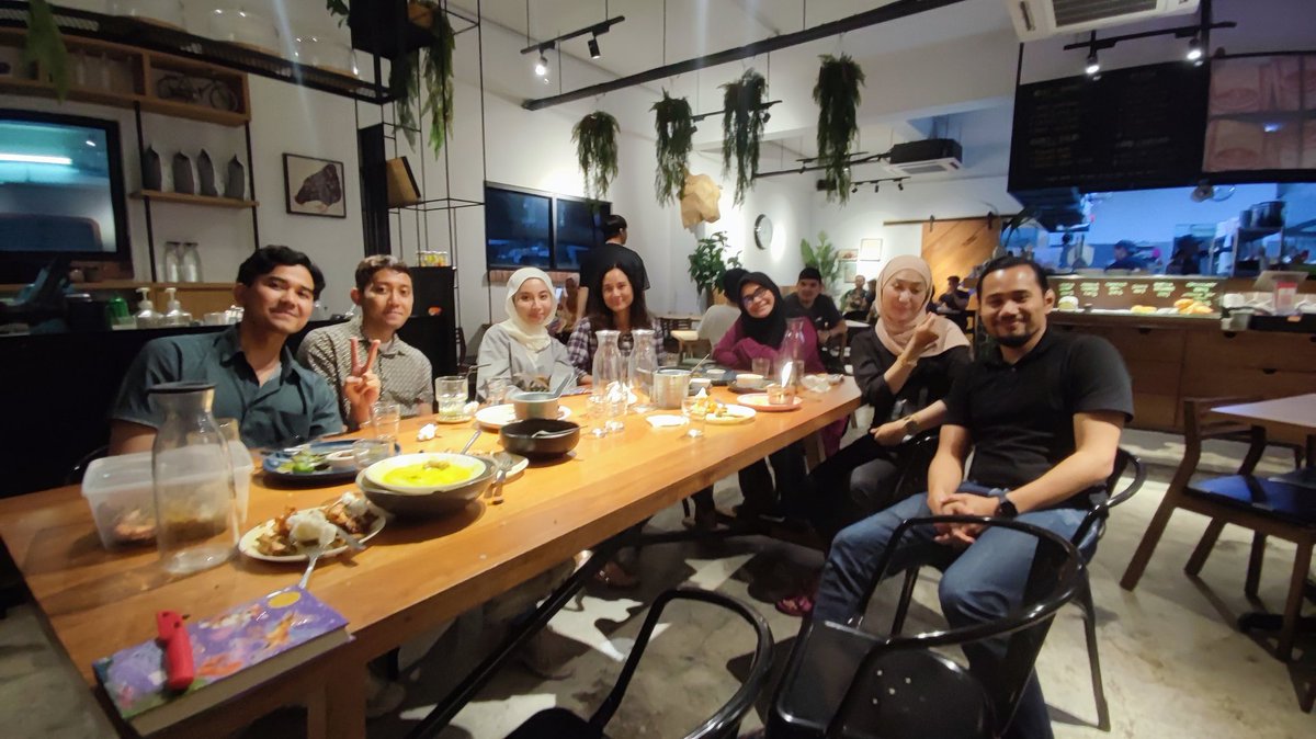 Laman7My's tweet photo. Iftar with the Team ~

Great to see people coming together https://t.co/fxCsE2Iehu