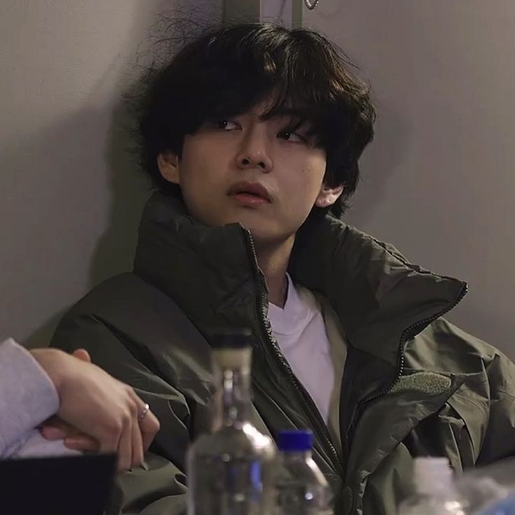 VKFLORAL's tweet photo. #taekookau
husbuns taekoo having their last anniversary before Taetae graduates... and Koo wants to make it special.

He becomes friends with Namjoon from the gym he goes to and... plans it with him.

Except Taetae gets jelly cuz his husbun is spending too much time with Namjoon https://t.co/ARvML07ZUR