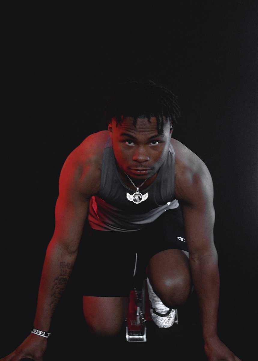 25__szn's tweet photo. Senior year let’s make it count ! @SJA_TF  @pjpaulhill @_JRIII_ https://t.co/VD4Yb55zf3
