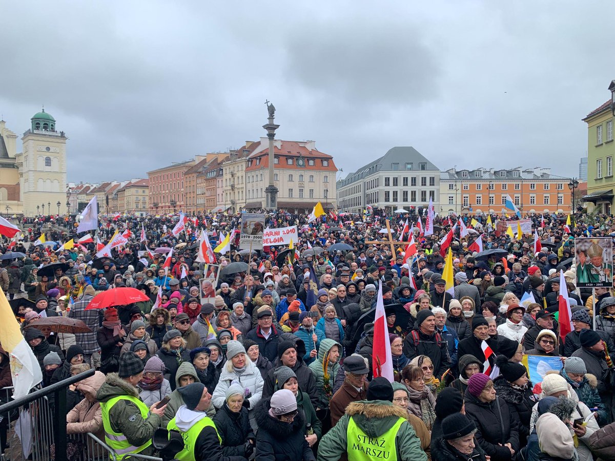MCirkot's tweet photo. Czy tak wygląda "klapa frekwencyjna"? 🤔

To pokazuje, że wiara w Polsce jest wielka, bez względu na ataki niektórych mediów. #SolidarnizJPII https://t.co/F5ykvCBeUW