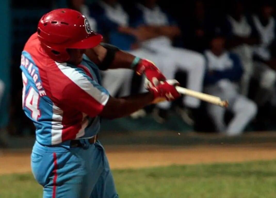 LachiReyes's tweet photo. No importa cuándo leas esto 🔥‼️

📅Un día como hoy pero hace exactamente 11 años el granmense #AlfredoDespaigne implantaba récord de HR en la #SerieNacional. 

✅En el Latino ante Industriales, despachó sus HR 34 y 35 en una jornada qué pasó a la historia. 

#BeisbolCubano https://t.co/oidt5tUtWc