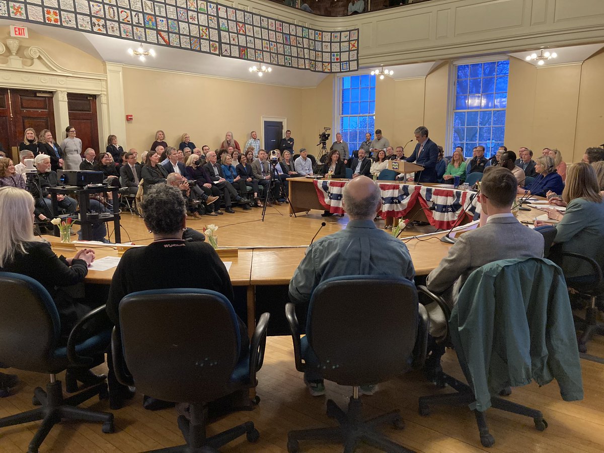carolynsistrand's tweet photo. It’s #OrganizationDay inside Burlington City Hall!
Re-elected and new councilors have been sworn in and @MiroBTV is delivering his ‘State of the City’ address.
Marcelle Leahy, @WelchForVT, and @RepBeccaB are among the guests in attendance.
@MyNBC5 #burlingtonvt #vtpoli https://t.co/xbgnsKplKQ