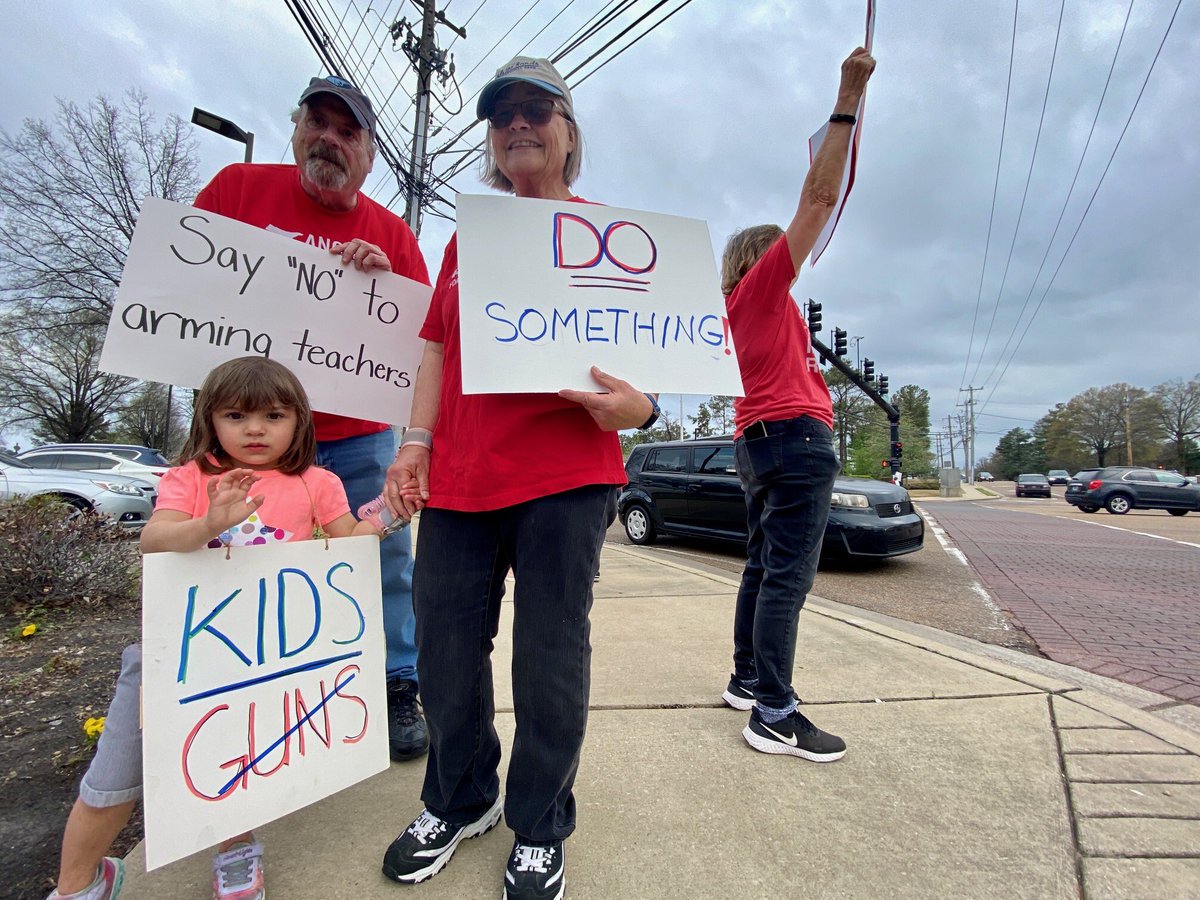mcipowers's tweet image. Happening now in the heart of Germantown, TN, Catalina Cambron, 3, joins 20+ others calling for common-sense gun laws in TN now! @MomsDemand #NotOneMore