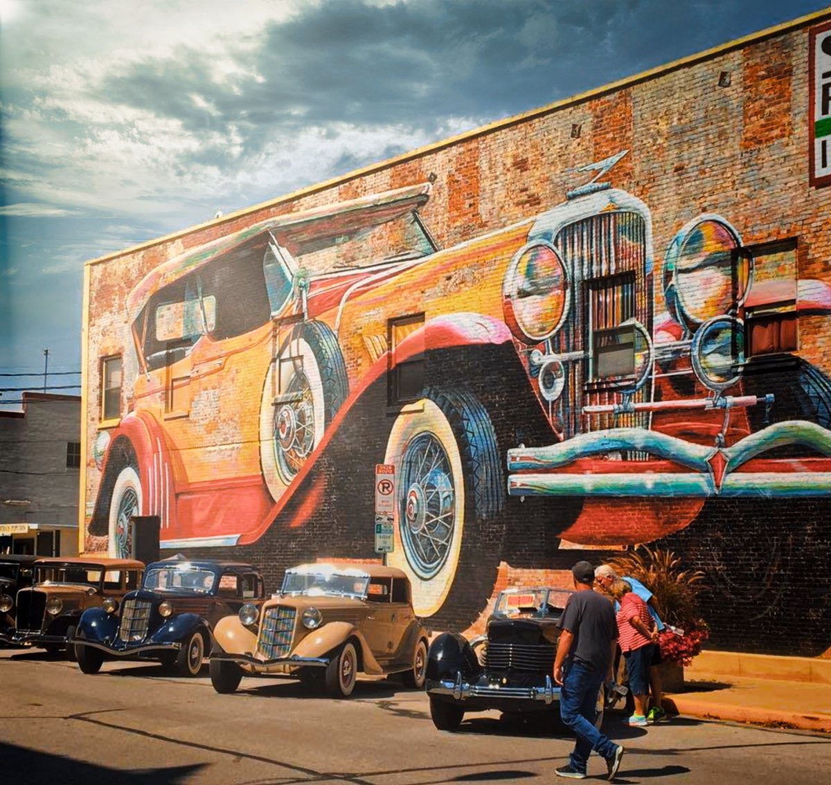 VisitDeKalbCo's tweet photo. Outside Mural: 233 Main St, Auburn, IN 46706
Artists: Murals by Amy &amp; Dave
On the side of The Sprinkling Can building Downtown Auburn, Indiana 
#carmural #Duesenberg https://t.co/rhrpAhHgSl