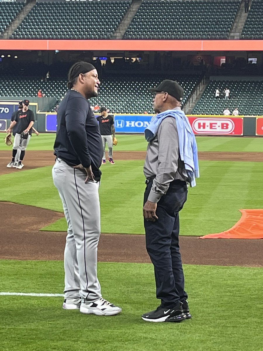 ByCarlosGuillen's tweet photo. ¿Sabrán de jonrones estos dos? Miguel y Reggie Jackson. https://t.co/V923sMOxey