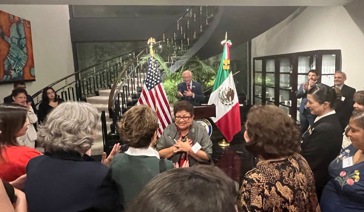 ErnestinaGodoy_'s tweet photo. Agradezco al embajador @USAmbMex Ken Salazar el reconocimiento que hizo durante el encuentro con mujeres destacadas, al trabajo que he desempeñado al frente de la @FiscaliaCDMX. Le reitero nuestra voluntad para reforzar la estrecha colaboración que hemos logrado https://t.co/95iclImHOa