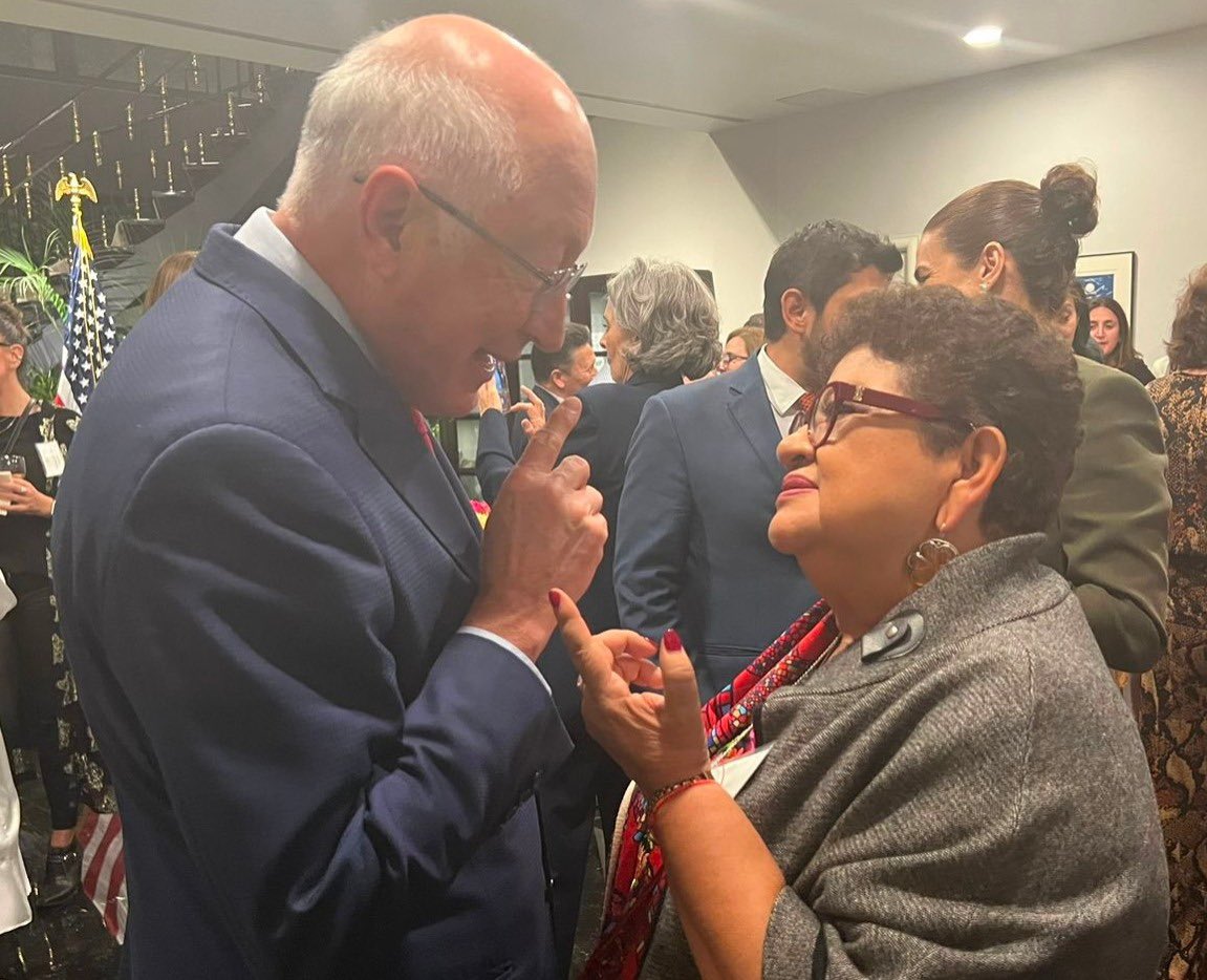 ErnestinaGodoy_'s tweet photo. Agradezco al embajador @USAmbMex Ken Salazar el reconocimiento que hizo durante el encuentro con mujeres destacadas, al trabajo que he desempeñado al frente de la @FiscaliaCDMX. Le reitero nuestra voluntad para reforzar la estrecha colaboración que hemos logrado https://t.co/95iclImHOa