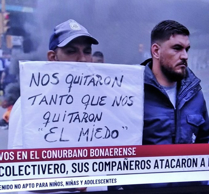 vilcapugio's tweet photo. El cartel que dice «Nos quitaron tanto que nos quitaron el miedo» es el mismo en las dos fotos: ya lo tenían y lo volvieron a usar. (En la foto de la derecha hay que hacer zoom; est�� en el centro, arriba de Patricia Bullrich.) https://t.co/hCop7aYgxp