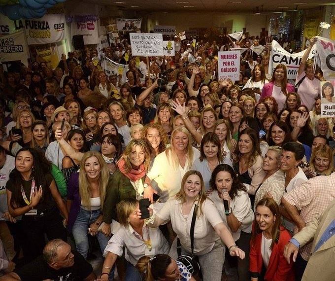 vilcapugio's tweet photo. El cartel que dice «Nos quitaron tanto que nos quitaron el miedo» es el mismo en las dos fotos: ya lo tenían y lo volvieron a usar. (En la foto de la derecha hay que hacer zoom; est�� en el centro, arriba de Patricia Bullrich.) https://t.co/hCop7aYgxp