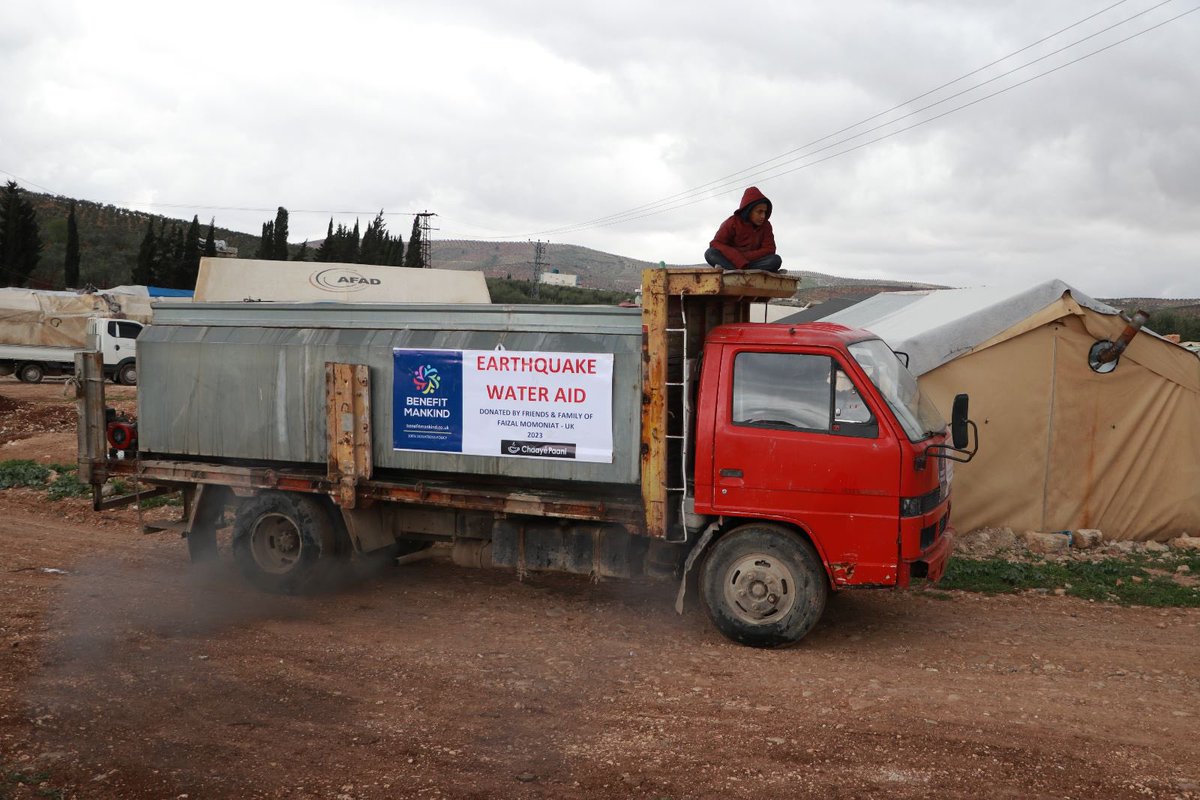 Benefit_Mankind's tweet photo. As earthquake survivors struggle in tents for basics like water, Benefit Mankind start delivering water to families thanks to Faizal Momoniat from @blackburndarwen who is raising funds during the month of #Ramadan, daily runs whilst fasting to help those that have lost everything 👏❤️🙏 @lancstelegraph