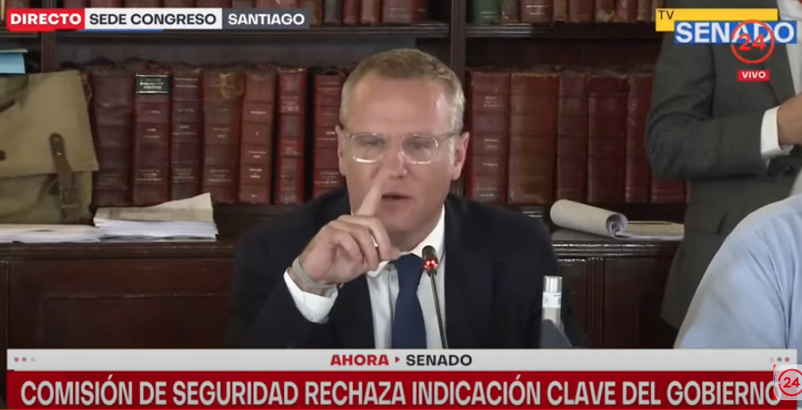 Radar_C_L's tweet photo. Vergonzoso: Comisión de Seguridad del Senado acaba de rechazar indicación clave del Gobierno del Presidente Boric para quitar el "gatillo fácil" del abusivo Proyecto de Ley Nain-Retamal. Como la Derecha es tozuda y no quiso escuchar argumentos, gobierno recurrirá al Tribunal Constitucional  #boricestamoscontigo #GatilloFacil #NainRetamal