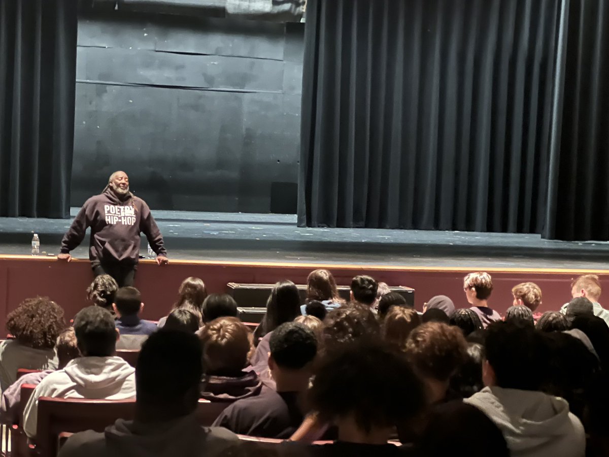 studentofedu's tweet photo. Sometimes it’s not what you know but WHO you know. Thank you BLUZ for taking the time to educate and shine light on poetry for the students of Jay M Robinson. You definitely shined a light 💡 and lit a fire 🔥. I’m forever grateful 🖤 #PoetryMonth #jaymrobinson #bulldogs https://t.co/75hb56jA2J
