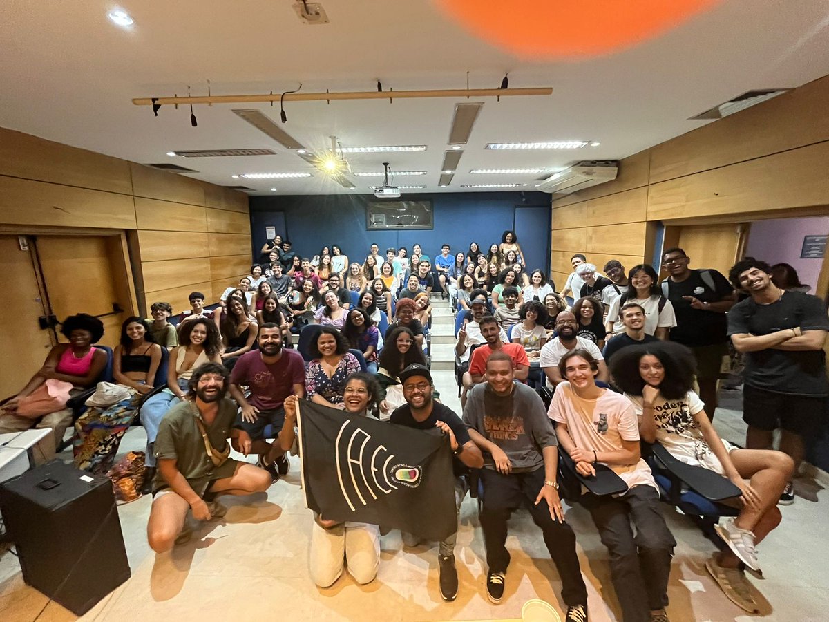O <a href="/LadoBdoRio/">Lado B do Rio</a> segue me levando a pensar a comunicação e a sociedade onde nunca imaginei estar.

Hoje, papo com calouros da UFRJ, a convite do <a href="/caeco/">CAECO UFRJ TA COM AUMENTO NA BOLSA</a>.

Por esse motivo o Caio Bellandi que deu certo é o Caio Bellandi do Lado B. 

Gratidão a todos e todas que tornam isso possível.