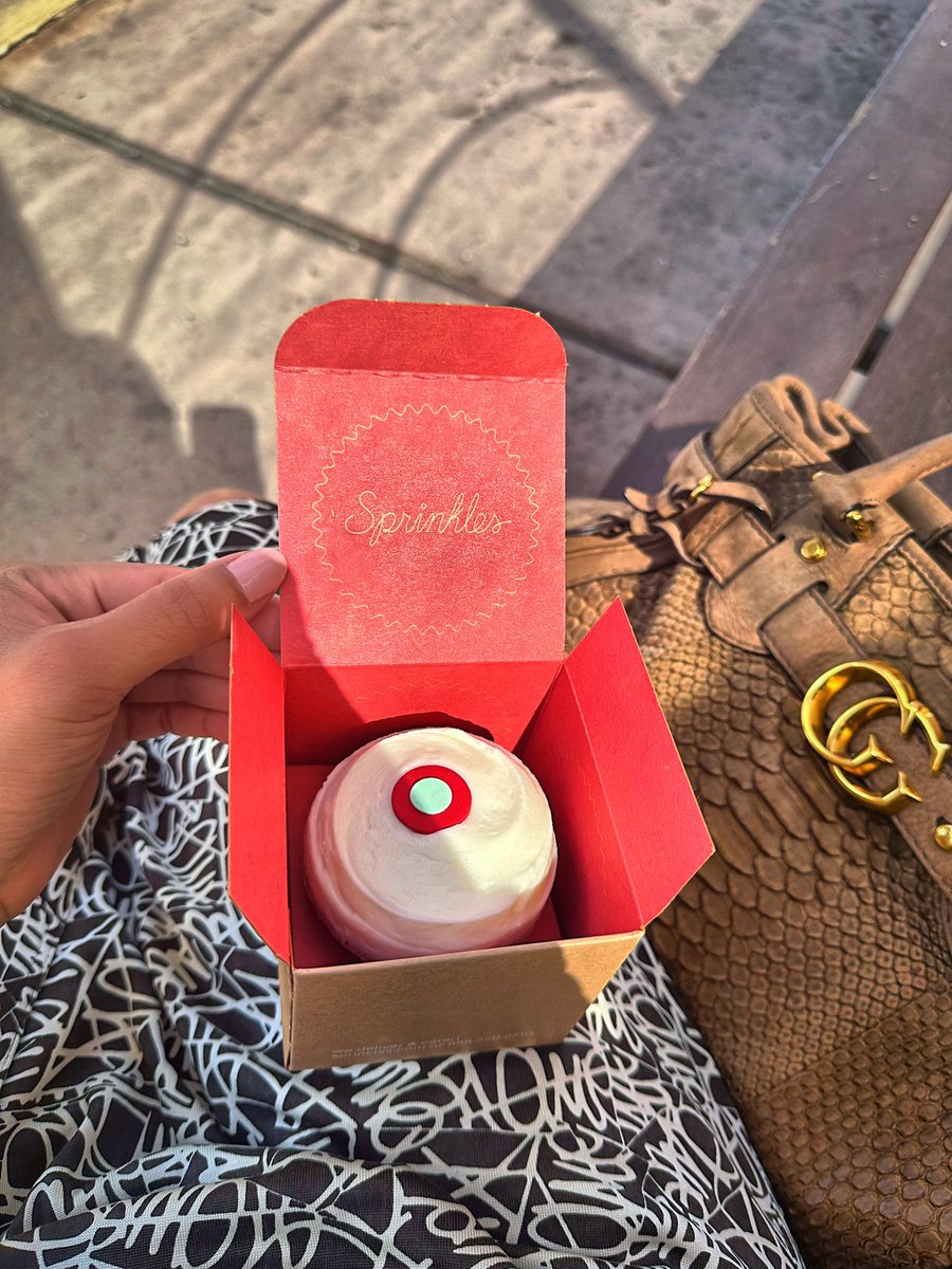 Conference break @sprinkles 🧁🤤#MCRegenMed23