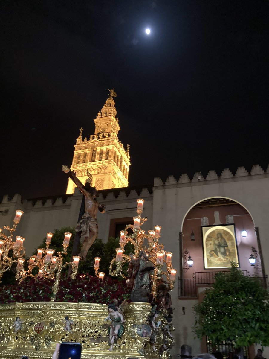 UnaVoceSevilla's tweet photo. Noche de Lunes Santo en Sevilla 
#Cristo #Museo #SemanaSanta https://t.co/iA23WhX5NN