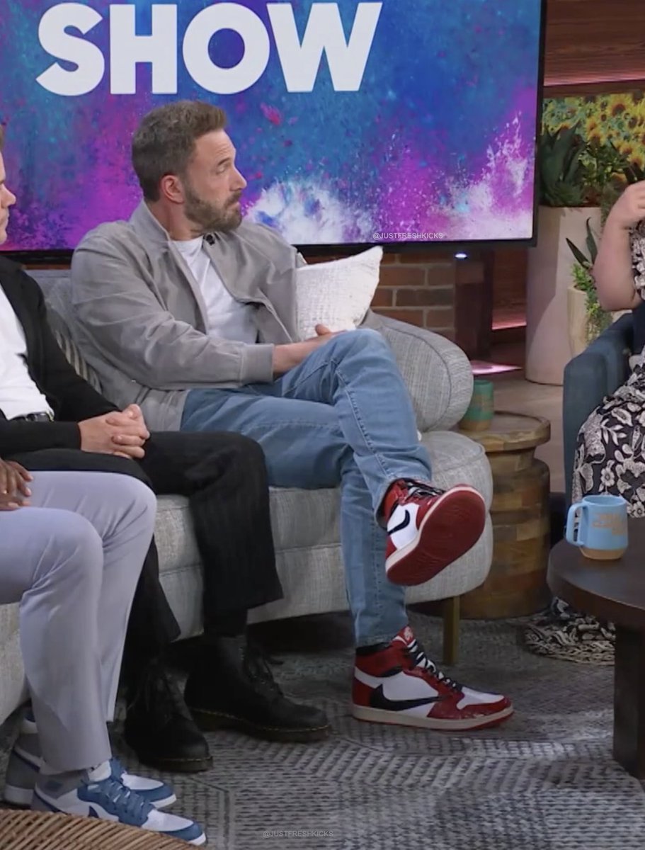 JustFreshKicks's tweet image. Ben Affleck wearing Travis Scott x Air Jordan 1 High "Chicago" samples 👀