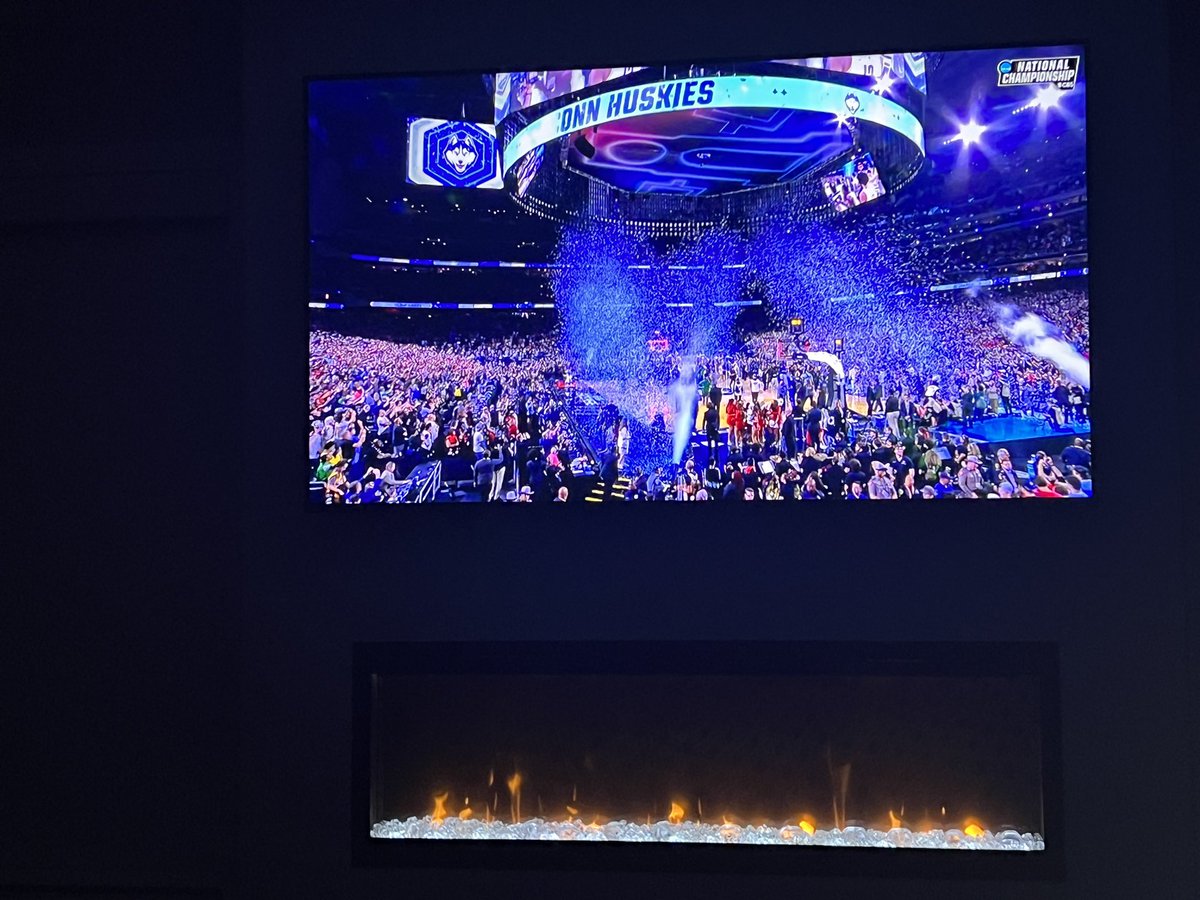 GenoBlackGaming's tweet photo. Woot woot!!!! #uconn #uconnhuskies #ncaa #marchmadness https://t.co/5URJpQzcl2