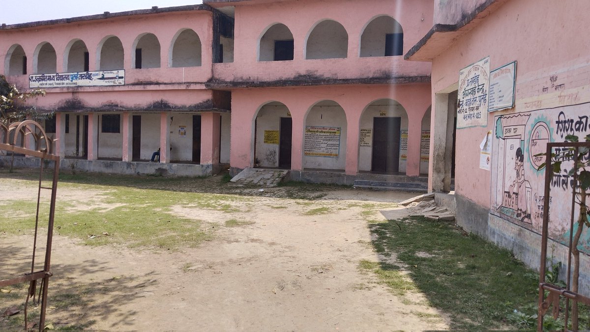 iamvikrant__'s tweet photo. @dhiraj717 @yadavtejashwi @ProfShekharRJD @ManojManzil1 @ChitranjanGaga1 @RJDforIndia @Priymaster @BiharTakChannel @NitishKumar Bhai 10% wala option kyu nhi Diya.
Bihar ki sarkari school to dekh lo Monday ki photo hai Bihar ki luxury entry gate ko dekhiye @NITIAayog @NitishKumar tumhari aane to Bihar ko Mila hi kya #bihar #darbhanja #putai #BiharBoard #BiharNews # https://t.co/Ya8dKQ2d3y