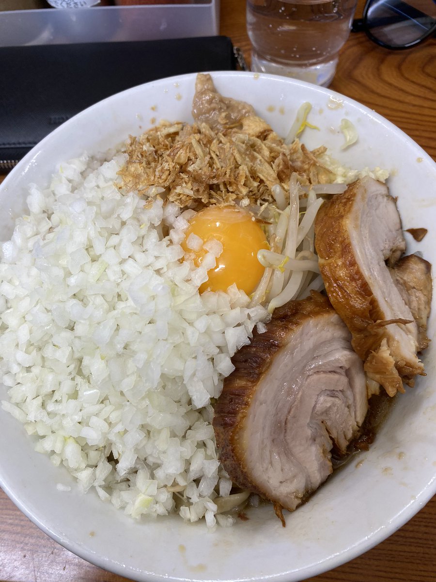 harehar75697320's tweet photo. ラーメン二郎亀戸店
汁なし
Ys N
A K
たまねぎTP
4年ぶりの亀戸二郎✨
久々すぎて何頼もうか
迷ったけど汁なし👌
厚切りチャーシュー美味い😋
ご馳走様です。 https://t.co/t3MPNJCgP6