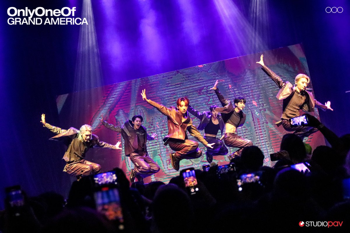 studio_pav's tweet photo. Chicago #lyOn 💙 you were an absolute ELECTRIC crowd last night! ⚡️

#OnlyOneOf #온리원오브 #OnlyOneOfGrandAmericaTour https://t.co/rSzStgvYB5