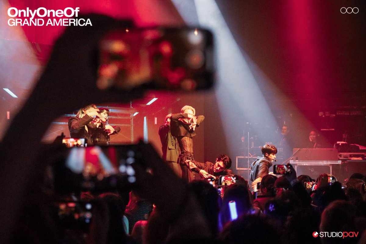 studio_pav's tweet photo. Chicago #lyOn 💙 you were an absolute ELECTRIC crowd last night! ⚡️

#OnlyOneOf #온리원오브 #OnlyOneOfGrandAmericaTour https://t.co/rSzStgvYB5