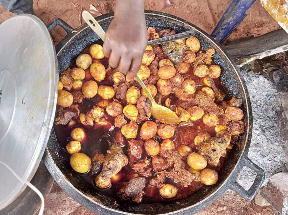 MadamUfuomaa's tweet image. Anytime I go to my hometown, the first food I look for is Bangs rice, we call it IROSU AMIEDI or IRODU EDI ☺️

Very rich in protein, goes well with beans, dodo, assorted meat and eggs with alot of shrimps (chicken or turkey has no business here). 

Isiegwarhe 🥂