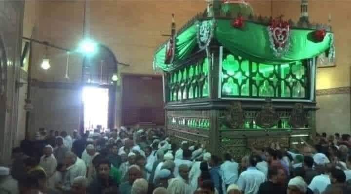 شايف الخيمة الخضرا دي تحتها واحد اسمه السيد البدوي موجود في طنطا .. راجل عاش ومات ملوش أي تلاتين لازمة
جه من المغرب وملوش أي علاقه بسيدنا النبي ولا ينسب إليه .. أبوه كان راجل يتبع طائفه اسمها العلويين اللي منها بشار الأسد بتاع سوريا .. أه متستغربش طائفه شيعيه فعلًا 
قبل ما يجي