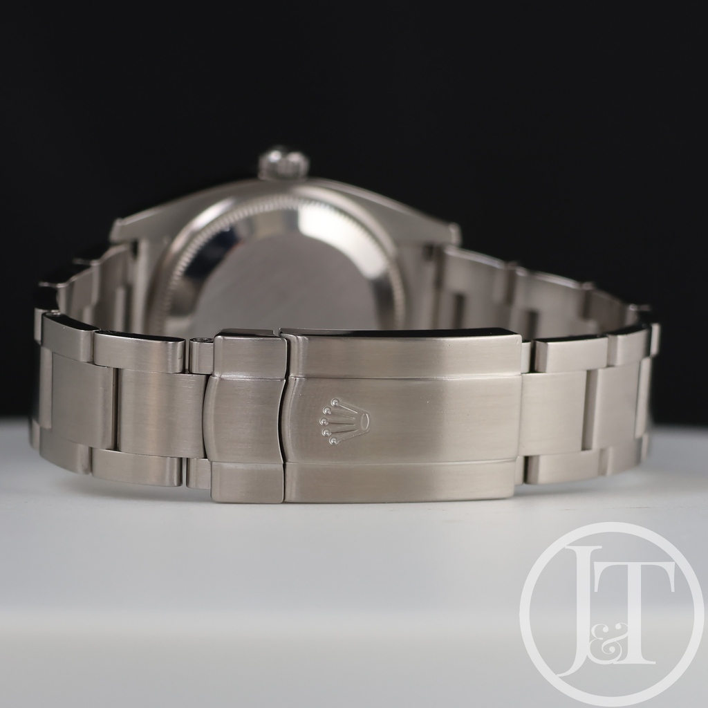 Rolex Air-King 114234
with fluted white gold bezel and a stunning blue dial
34mm
2012 dated Rolex guarantee card
#instock
#forsale
.
.
🖥️jewelsandtime.co.uk
.
☎️07907 162 163
.
📍Mayfair London W1